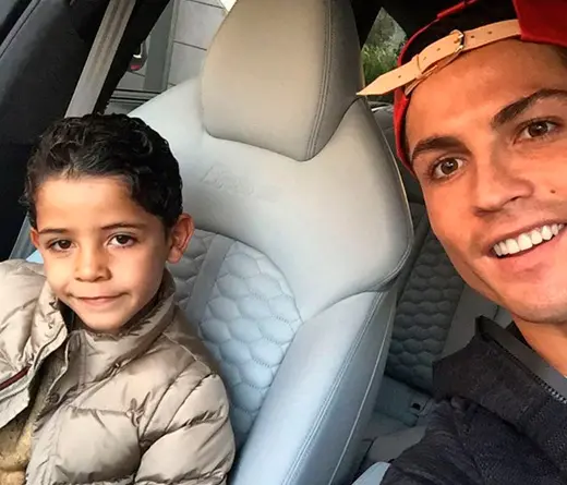 El futbolista portugus junto con su pequeo hijo cantan La Mordidita de Ricky Martin.